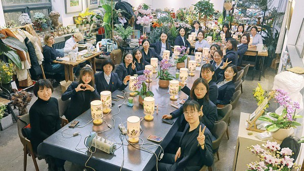 春风与你 花香四溢----小额贷款公司组织庆“三八”女职工花绘灯艺活动